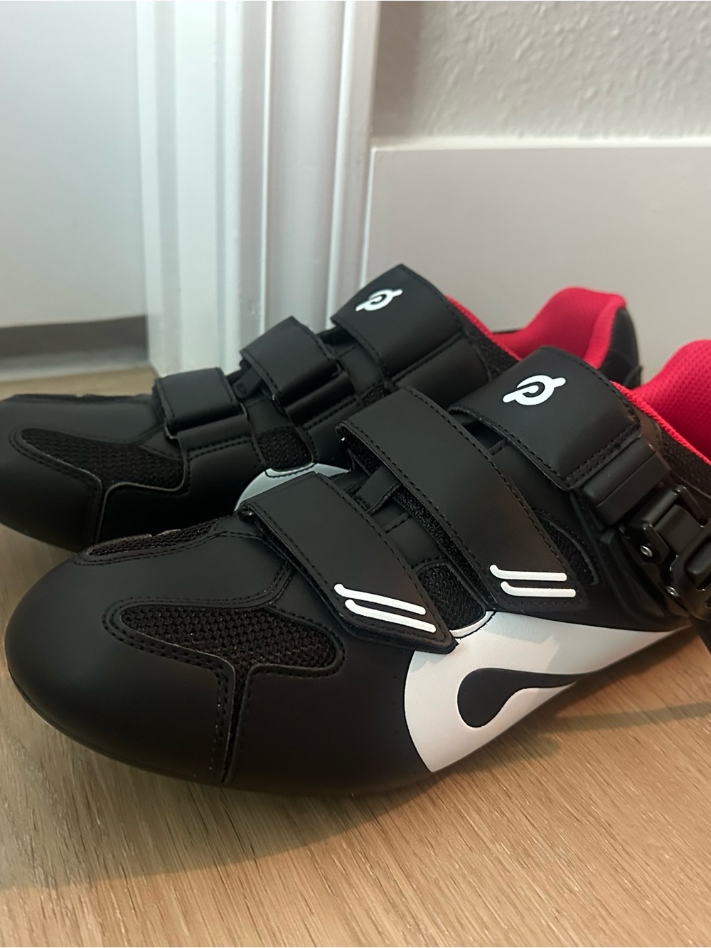NWOT Sz 41 Peloton Black & White Cycling Shoes with Red Lining